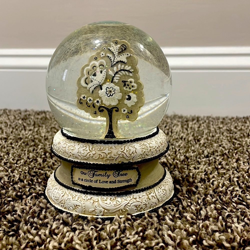 Musical Christmas snow globe